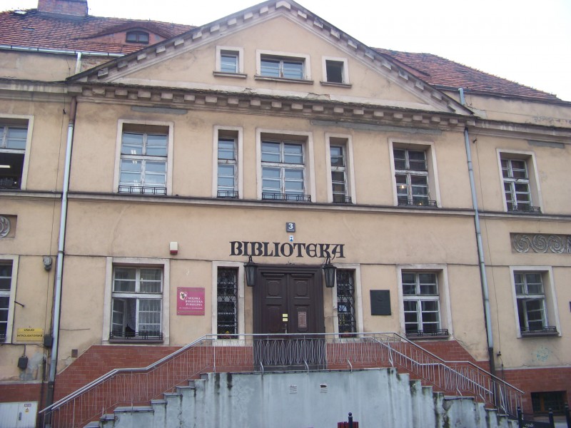 Miejska Biblioteka Publiczna im. Stanisława Grochowiaka w Lesznie przy ul. B. Chrobrego 3