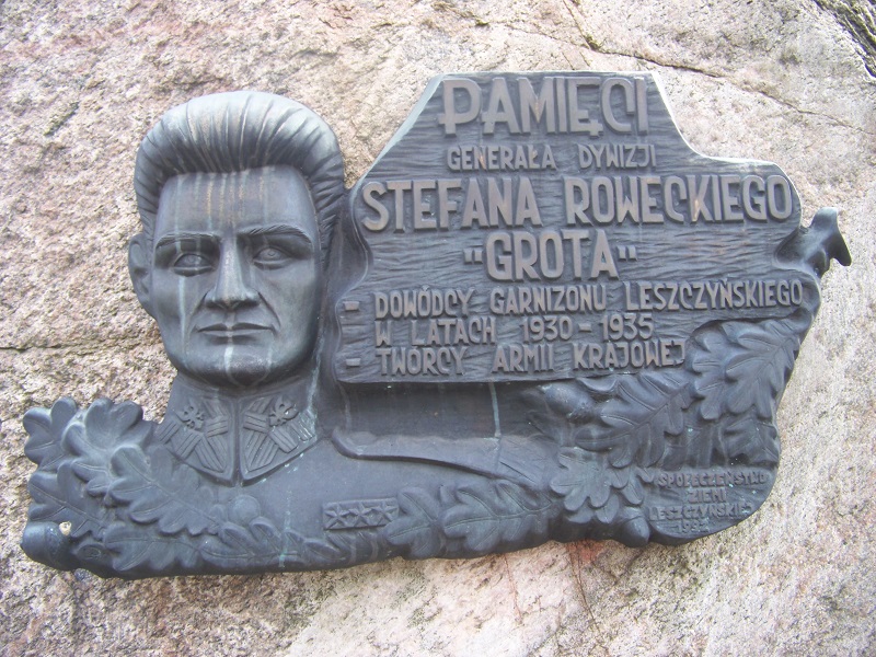 Pomnik Grota Roweckiego - byłego dowódcy Jednostki Wojskowej w Lesznie, później Komendanta Glównego AK - odsłonięty 10 listopada 1992 roku.