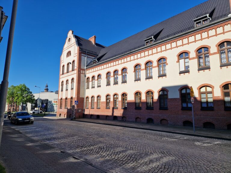 Koniec remontu dachu „koszarowca” przy Dąbrowskiego