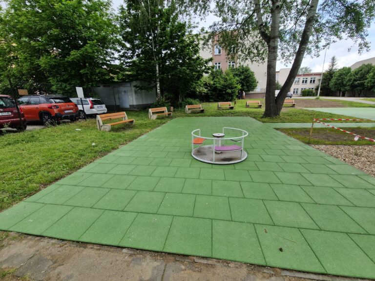 Modernizacja placu zabaw przy SP12 zakończona