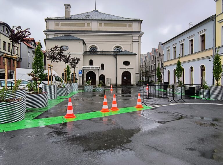 Plac Powstańców zmienia swoje oblicze