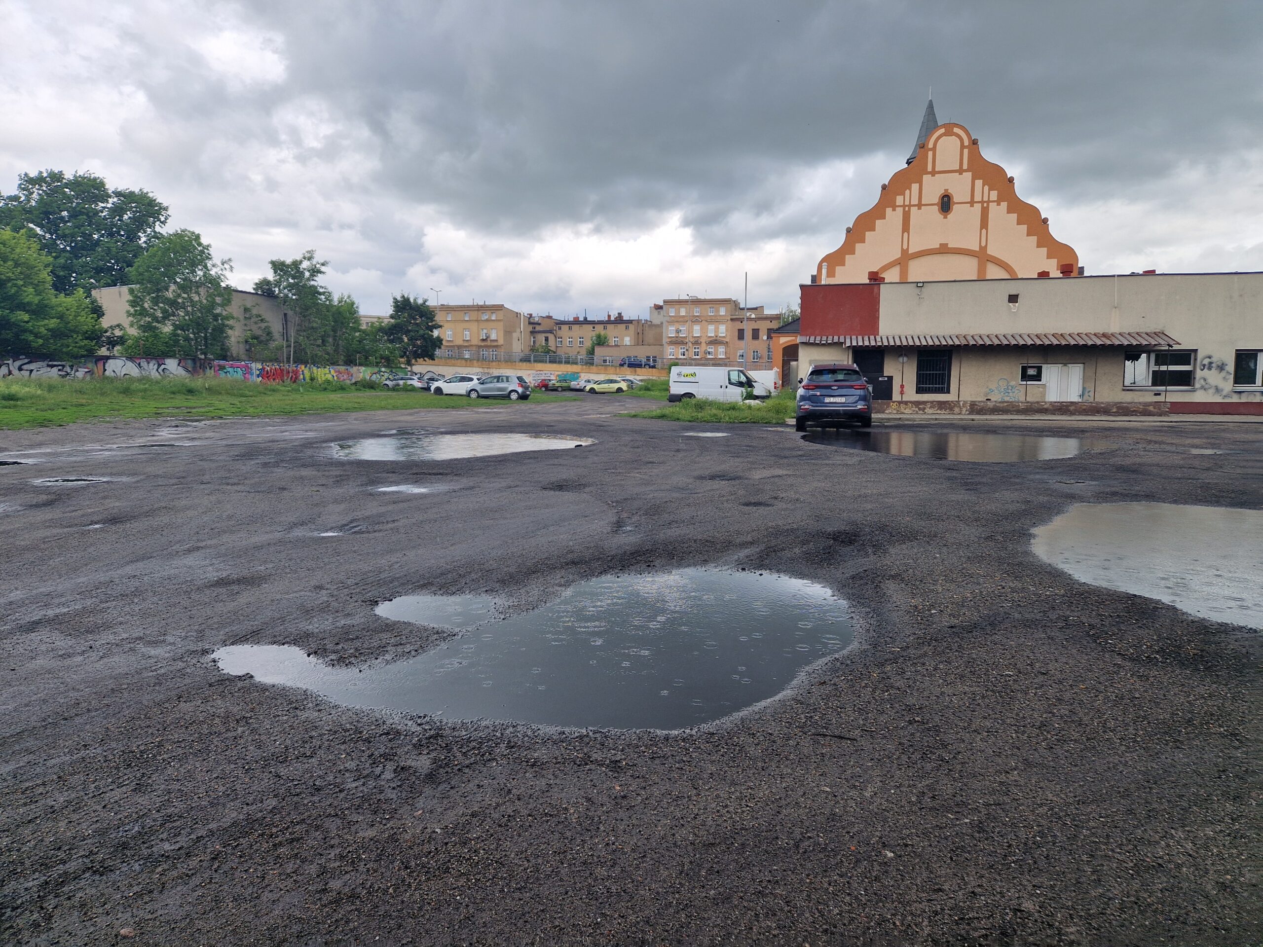 Miasto podpisało umowę na parking za Ćwicznią