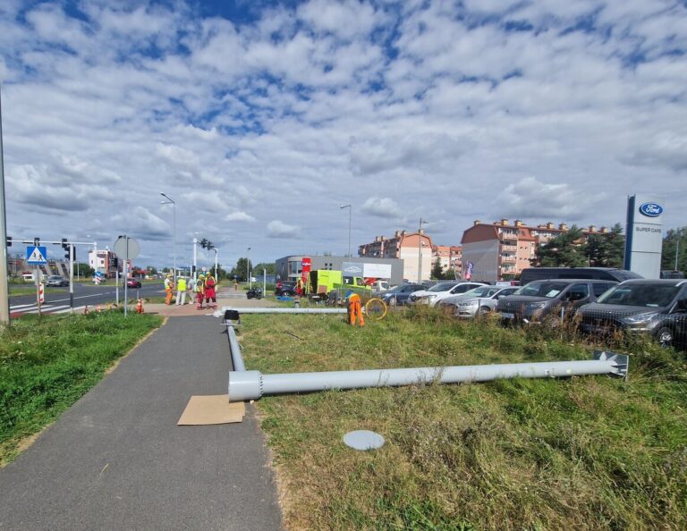Wymiana bramownicy na Alejach Konstytucji 3 Maja
