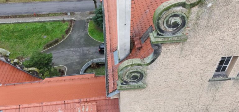Zdemontowano prawie 120 – letnią kulę i kamienne elementy elewacji „Ekonomika”