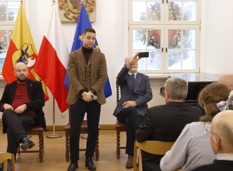 Eurodeputowany Patryk Jaki w Lesznie: „Polska nie może być papugą narodów”