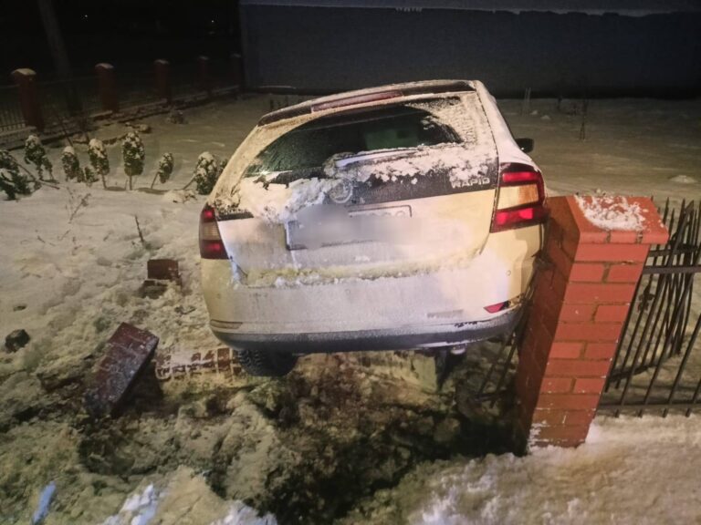 W Lipnie 54-latek z ponad 2 promilami wypadł z drogi i uderzył w ogrodzenie