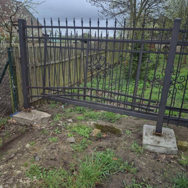 Wjechała w ogrodzenie pod wpływem narkotyków