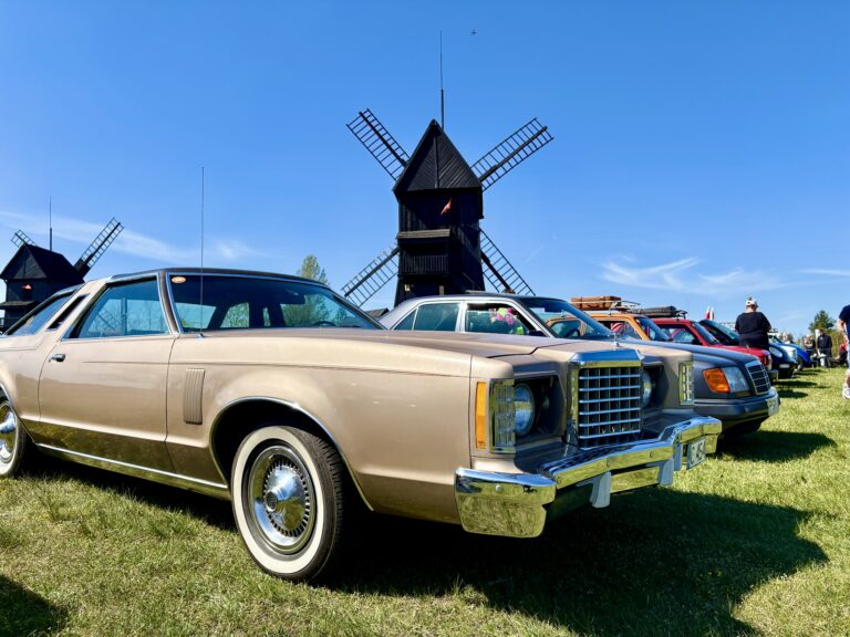 Klasyczne pojazdy pod wiatrakami