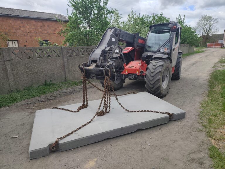 Płyta betonowa uderzyła w auto