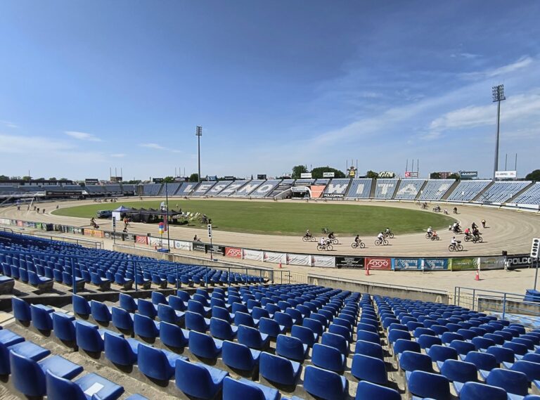 Kręcenie kilometrów na stadionie Smoczyka