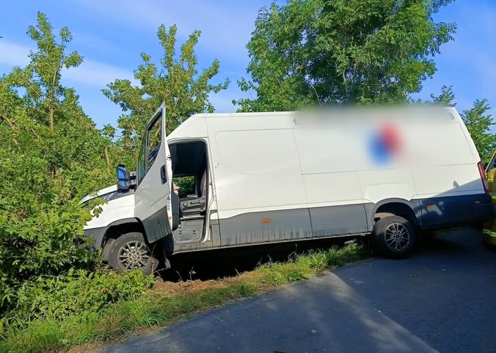 Iveco wpadło do rowu. Kierowca miał 2,6 promila