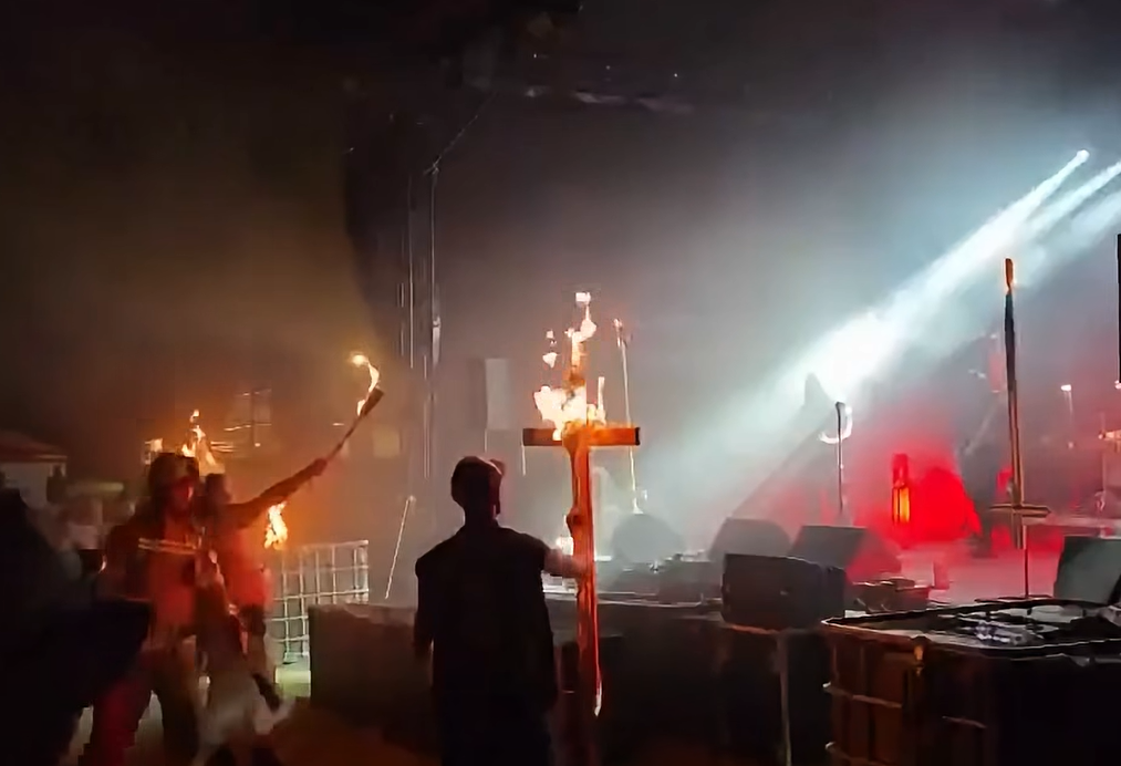 Krzyże podpalone na festiwalu. Gmina i powiat reagują