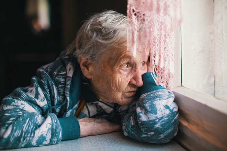 Seniorka wyrzuciła 50 tys. zł przez okno. Uwierzyła fałszywym policjantom
