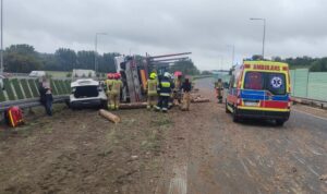 Ciężarówka przewróciła się na S5. Droga została zablokowana