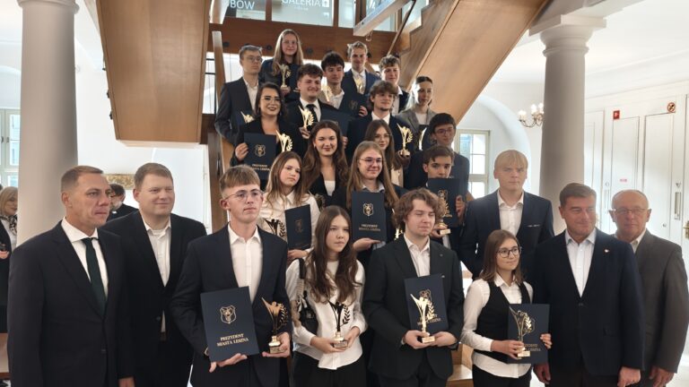 Od matematyki po budownictwo. 20 uczniów odebrało Laury Oświaty