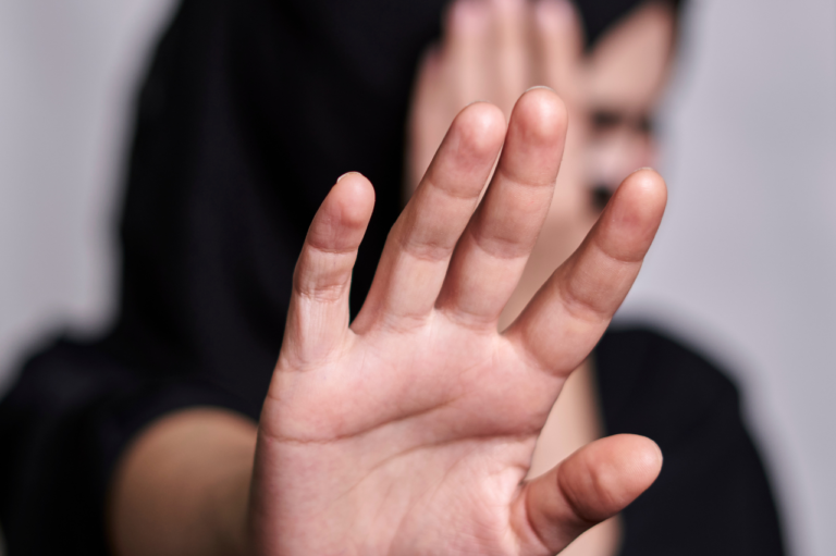 Zarzut znęcania się nad żoną i córką. 50-latek z zakazem zbliżania